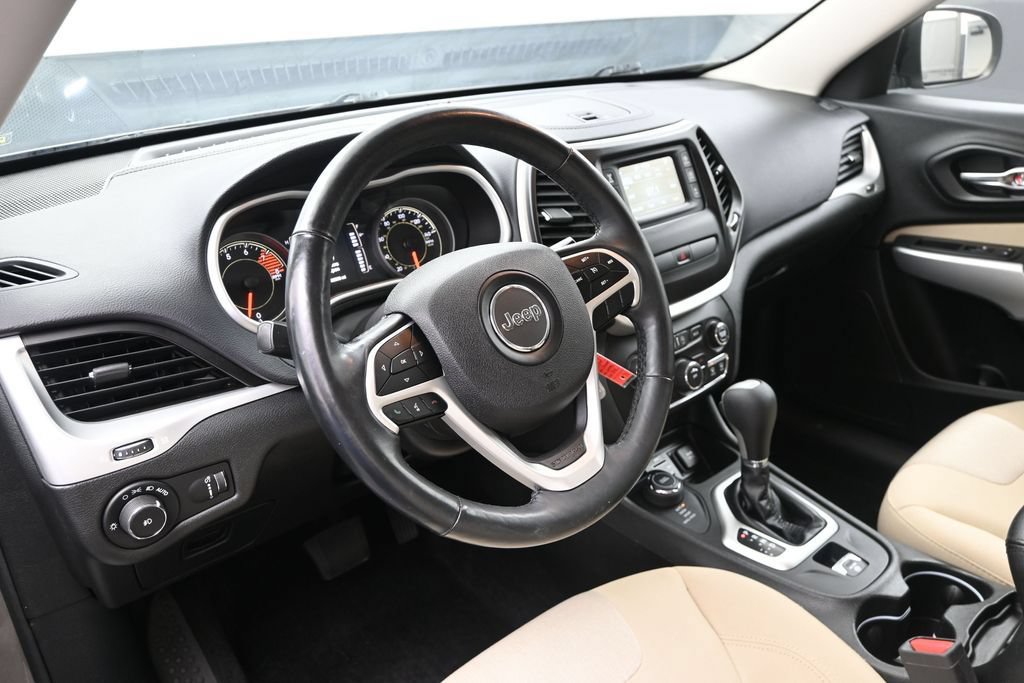Used 2018 Jeep Cherokee Latitude w/ Cold Weather Group AWD/4WD image 16