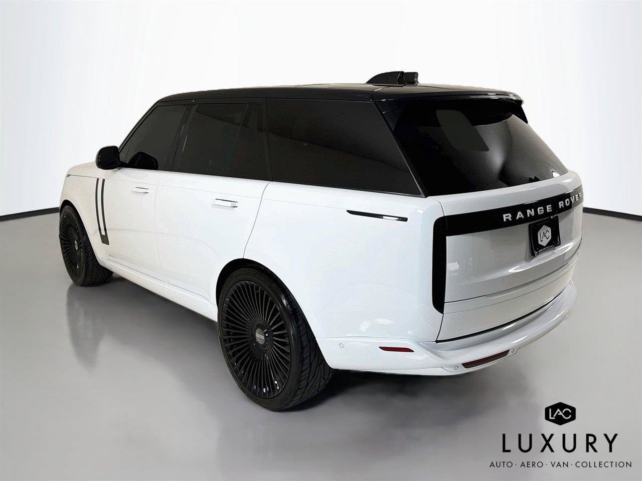 Used 2025 Land Rover Range Rover SE AWD/4WD image 8