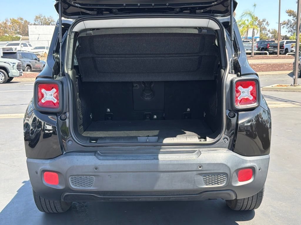 Used 2018 Jeep Renegade Latitude w/ UConnect 8.4 Nav Group FWD image 15