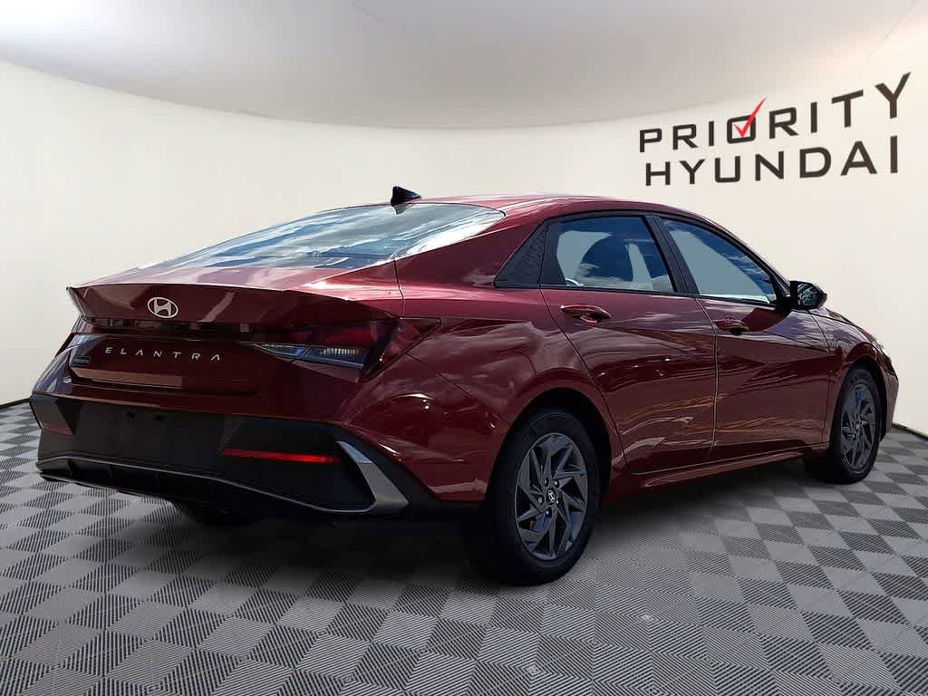 Used 2024 Hyundai Elantra SEL FWD image 4