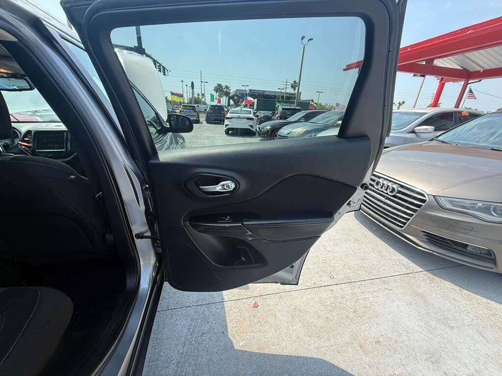 Used 2014 Jeep Cherokee Latitude w/ Cold Weather Group image 12