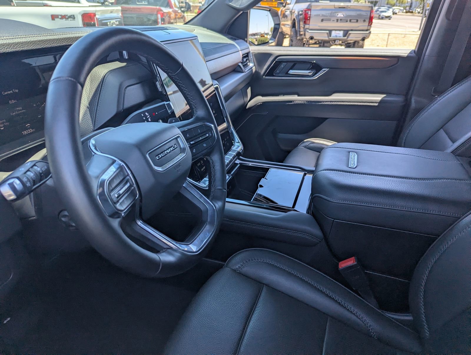 Used 2025 GMC Yukon XL Denali AWD/4WD image 17