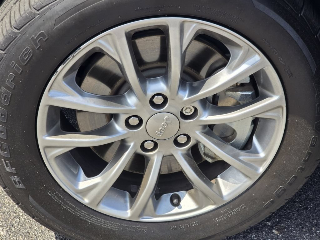 Used 2019 Jeep Cherokee Latitude Plus w/ Comfort/Convenience Group FWD image 6
