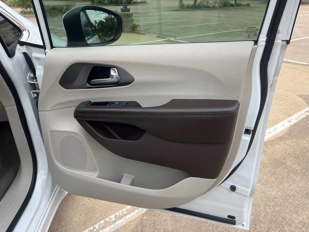 Used 2020 Chrysler Voyager LX w/ Cold Weather Group image 15