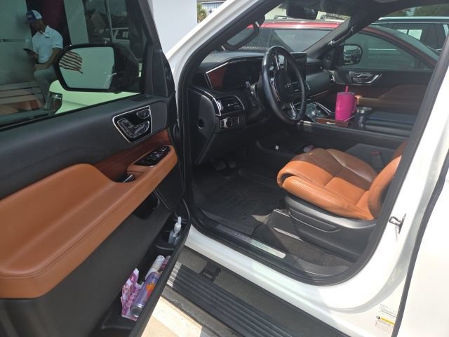 Used 2021 Lincoln Navigator Reserve AWD/4WD image 7