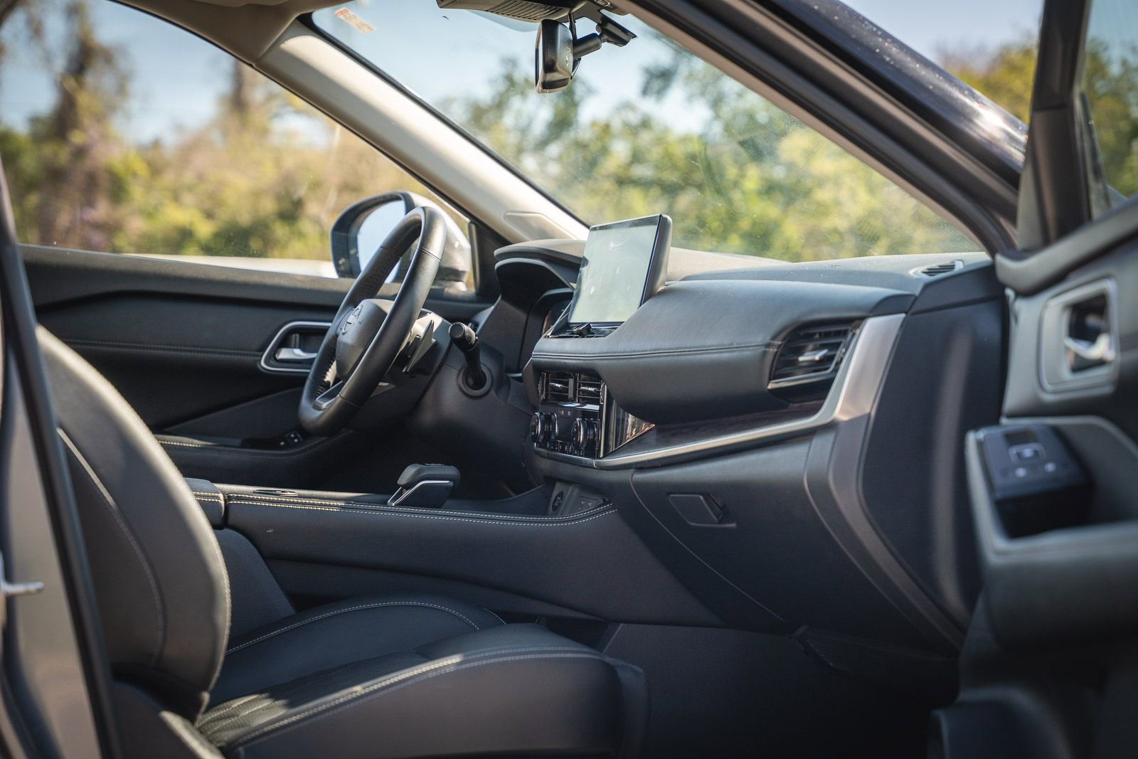 Used 2025 Nissan Rogue Platinum w/ Platinum Premium Package image 14