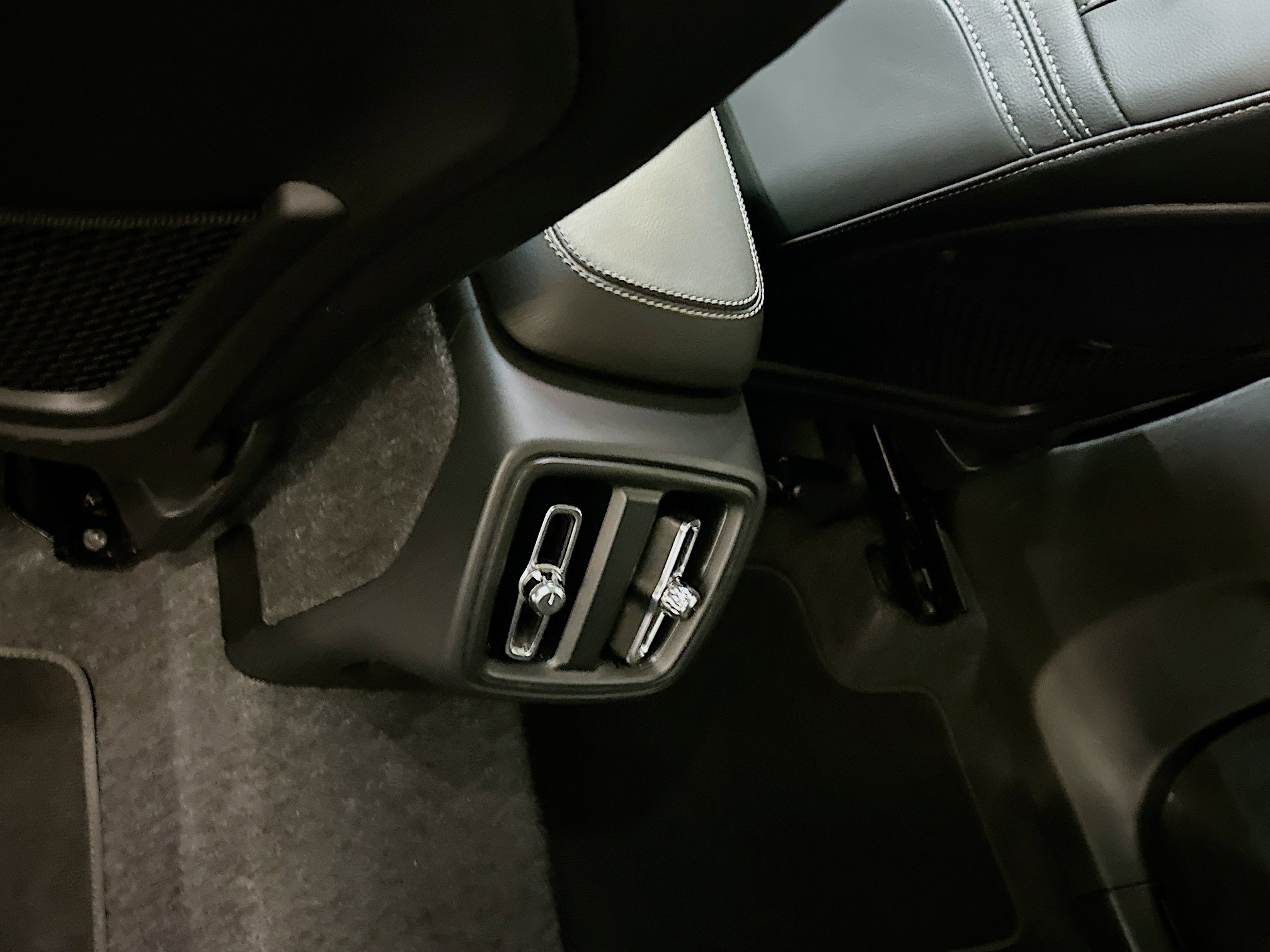 Used 2025 Volvo XC40 B5 Plus image 29