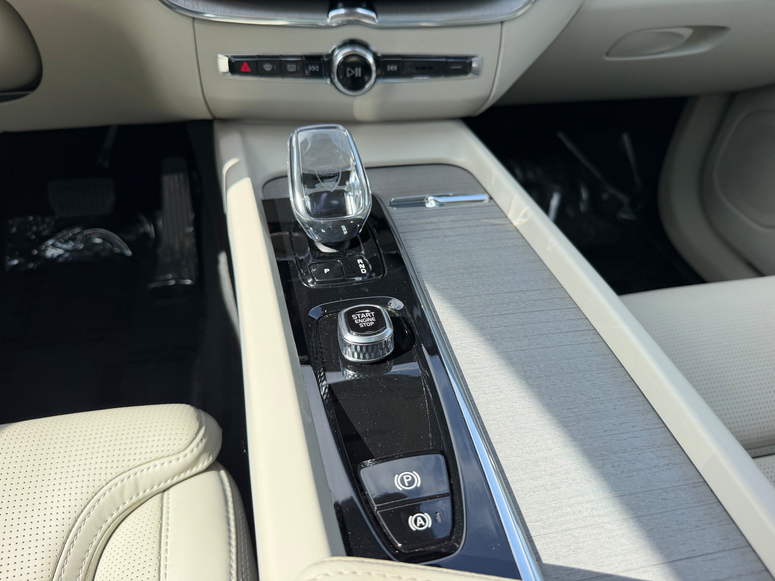 Certified 2024 Volvo XC60 T8 Ultimate w/ Protection Package Premier AWD/4WD image 16