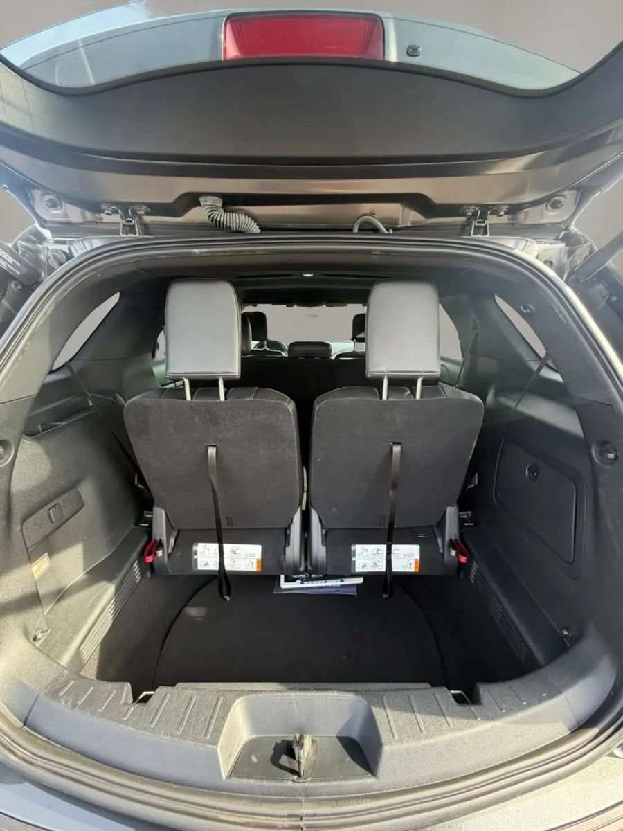 Used 2018 Ford Explorer XLT w/ Equipment Group 202A AWD/4WD image 18