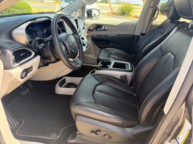Used 2023 Chrysler Pacifica Touring-L FWD image 4