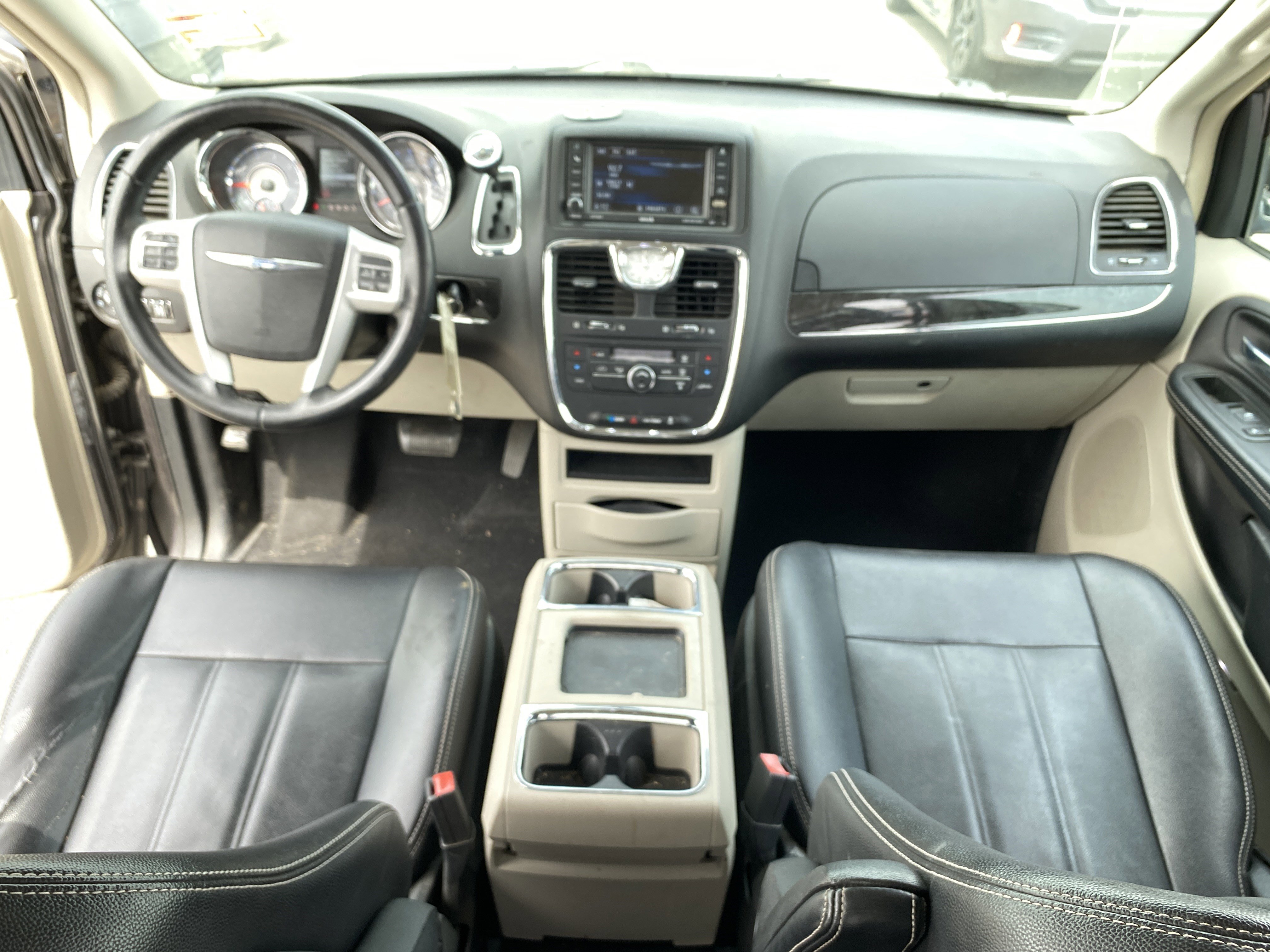 Used 2015 Chrysler Town & Country Touring FWD image 21