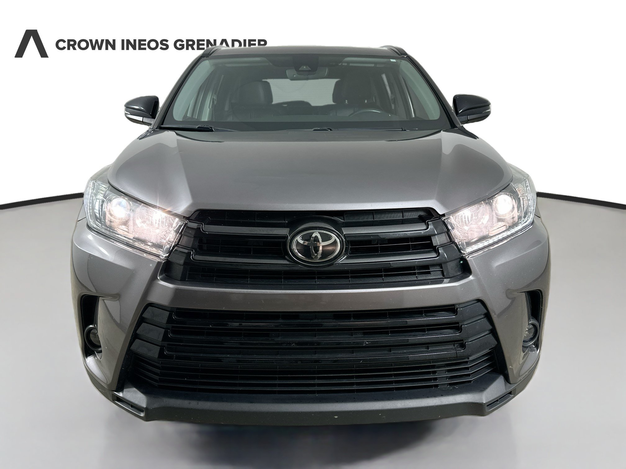 Used 2019 Toyota Highlander SE w/ Nightshade Edition AWD/4WD image 2