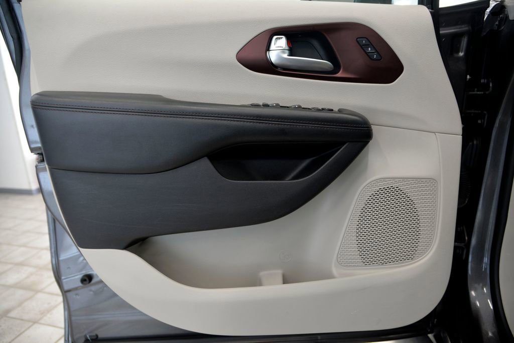 Used 2019 Chrysler Pacifica Limited w/ Advanced Safetytec Group image 14