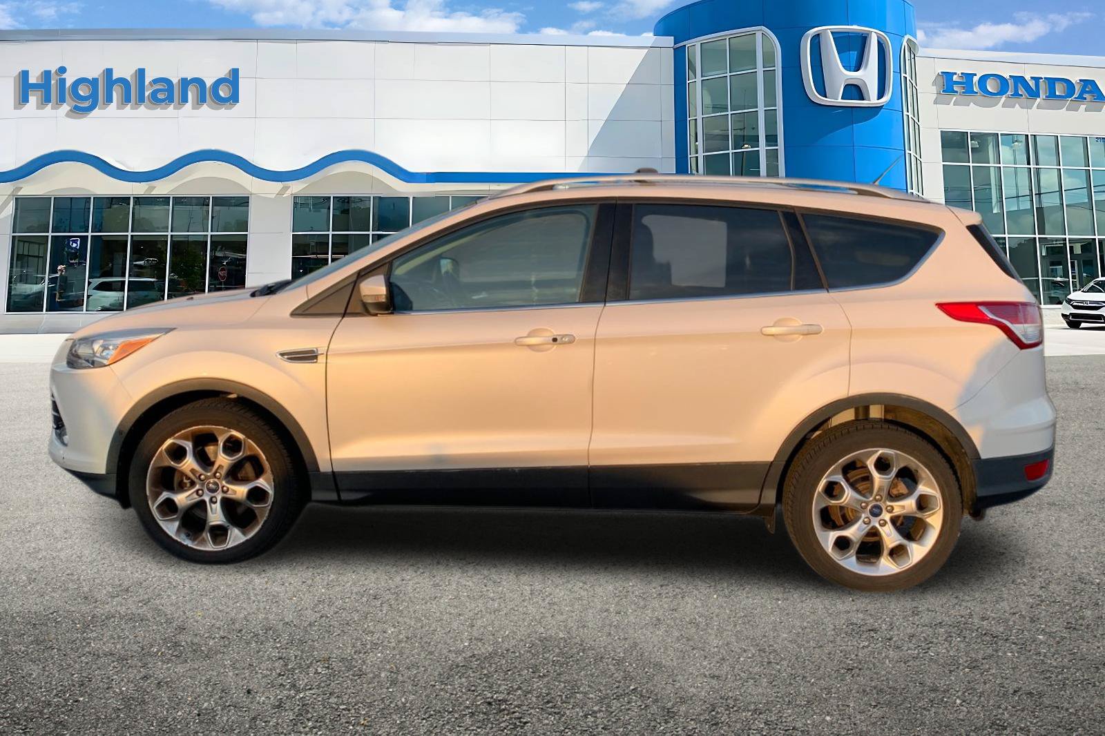 Used 2013 Ford Escape Titanium w/ Parking Technology Pkg FWD image 2