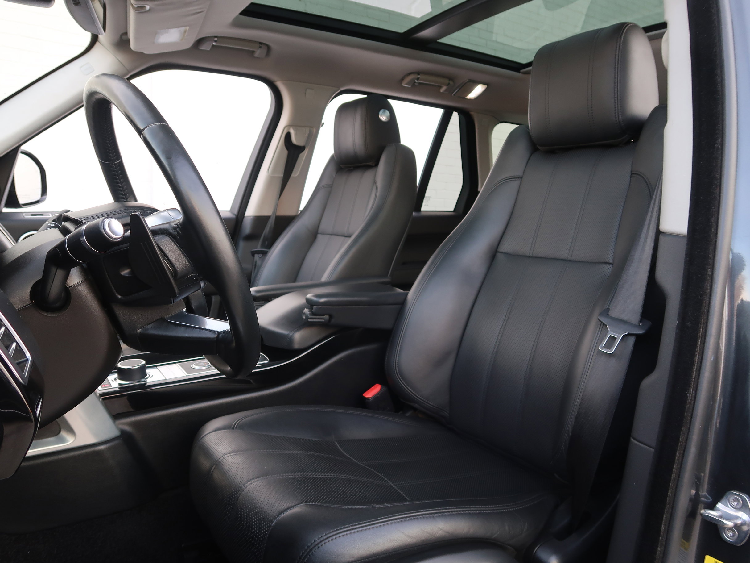 Used 2016 Land Rover Range Rover HSE image 12