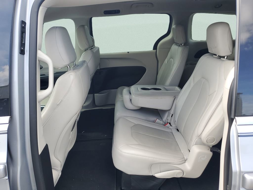 Used 2021 Chrysler Pacifica Touring-L FWD image 11