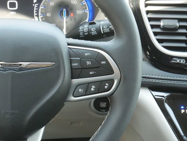 Used 2023 Chrysler Pacifica Touring-L w/ Uconnect Theater Family Group AWD/4WD image 17