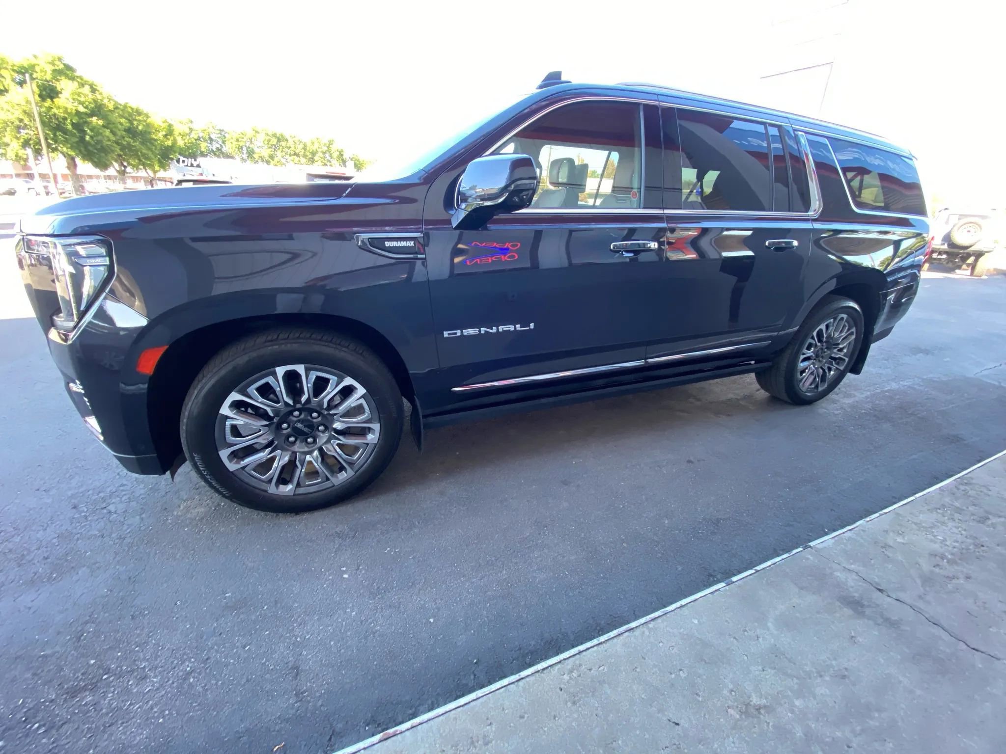 Used 2023 GMC Yukon XL Denali Ultimate image 5