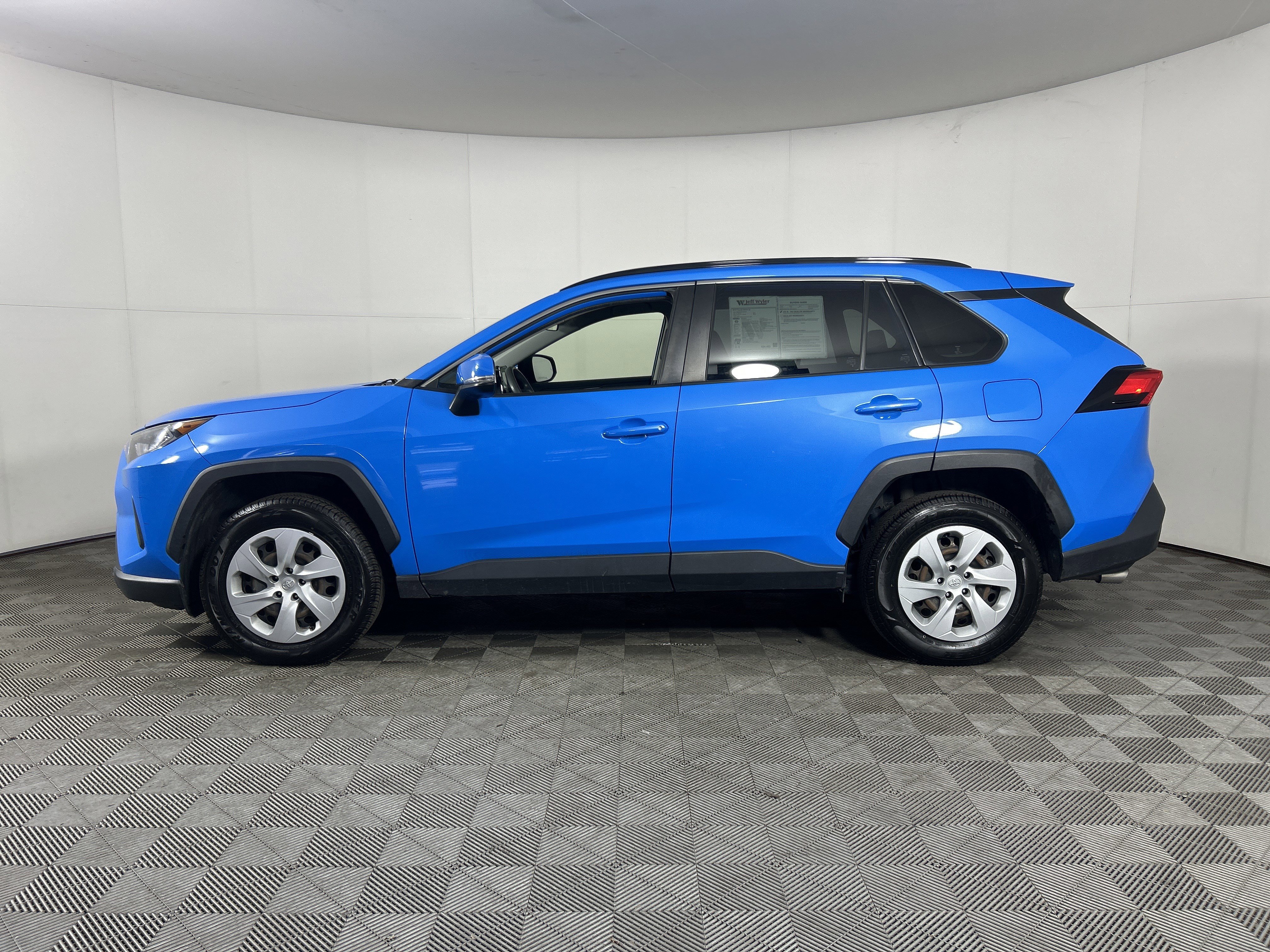 Used 2019 Toyota RAV4 LE image 4