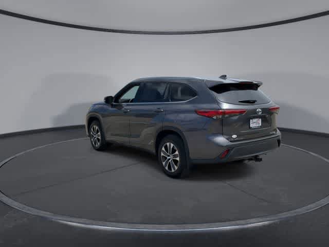 Used 2022 Toyota Highlander XLE AWD/4WD image 6