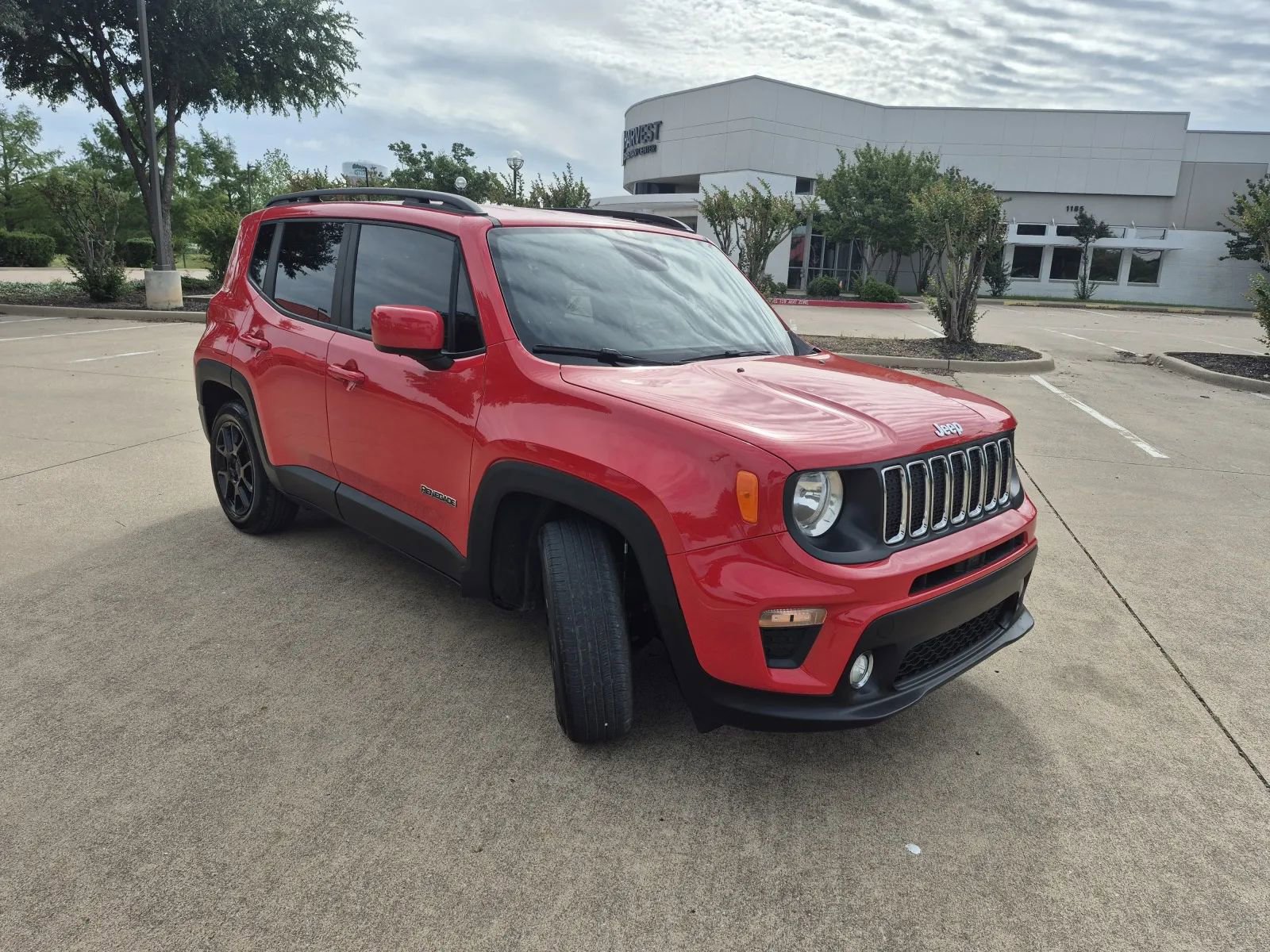 Used 2019 Jeep Renegade Latitude FWD image 4