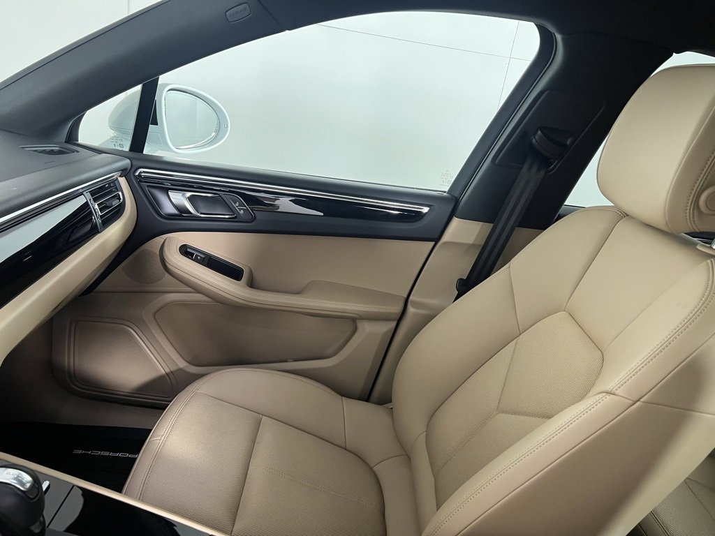 Certified 2025 Porsche Macan image 24