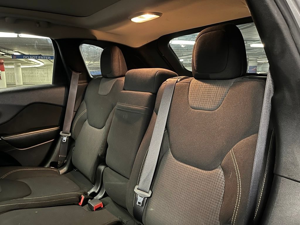 Used 2015 Jeep Cherokee Latitude w/ Comfort/Convenience Group AWD/4WD image 21