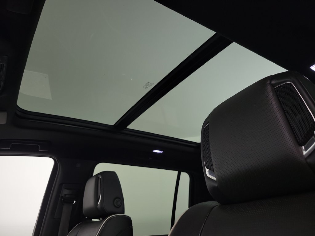 Used 2024 Cadillac Escalade ESV Premium Luxury RWD image 20