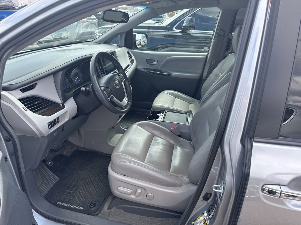 Used 2017 Toyota Sienna XLE w/ XLE Navigation Package FWD image 7