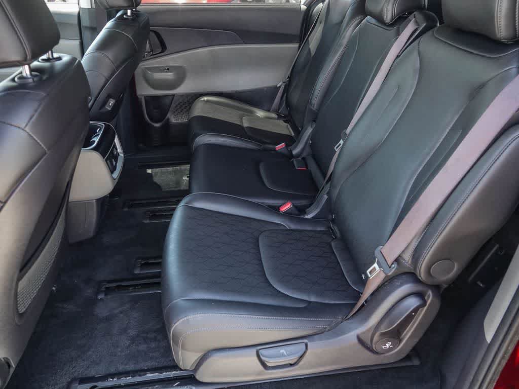 Certified 2025 Kia Carnival SX FWD image 17