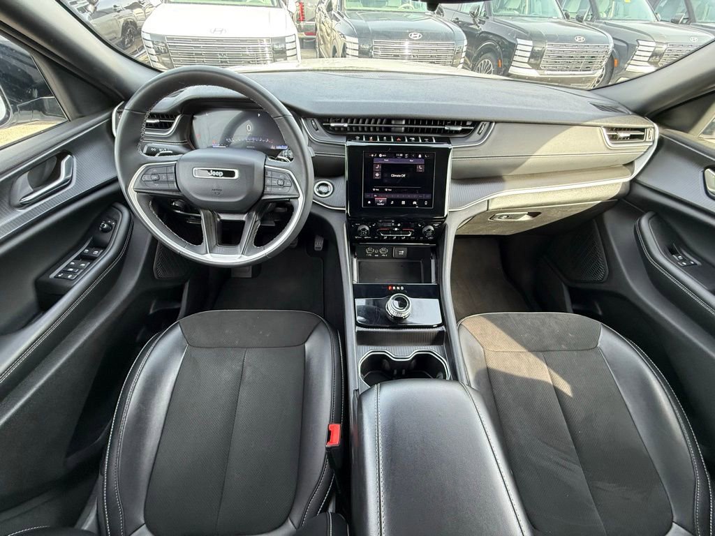 Used 2024 Jeep Grand Cherokee L Laredo image 32