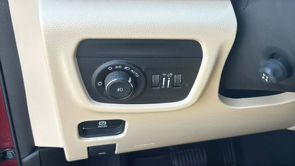 Used 2023 Jeep Grand Cherokee Limited w/ Luxury Tech Group II image 15