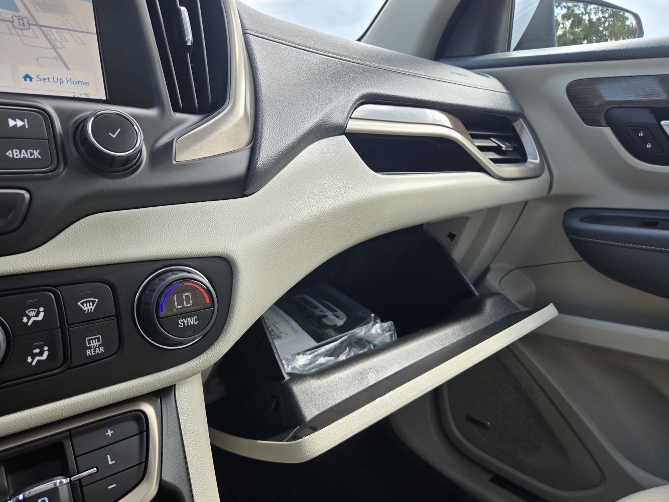 Used 2022 GMC Terrain Denali w/ Denali Premium Package AWD/4WD image 13