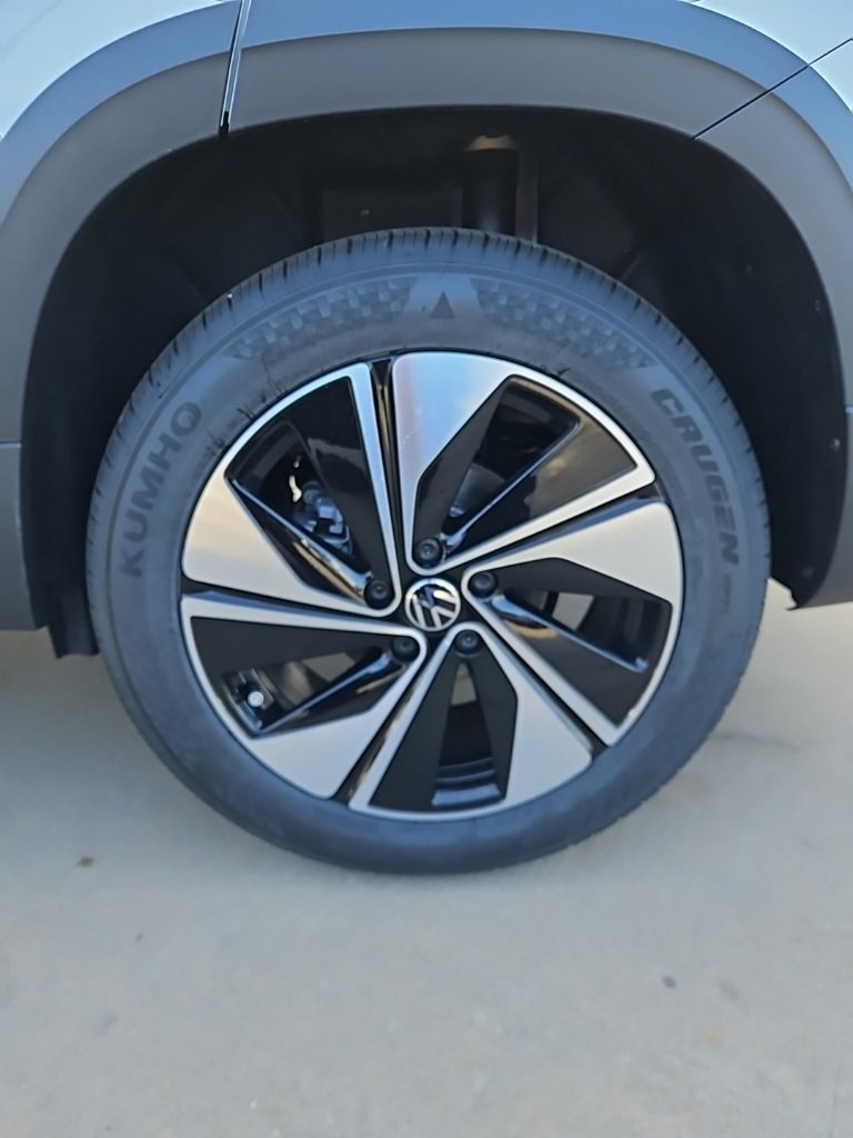 New 2026 Volkswagen Taos SE image 9