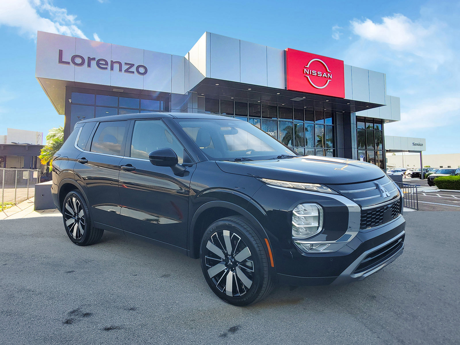 Used 2025 Mitsubishi Outlander SE image 3