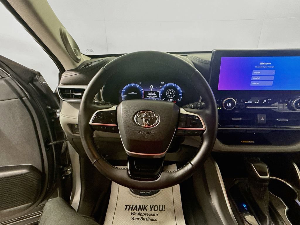 Certified 2025 Toyota Highlander Platinum AWD/4WD image 11