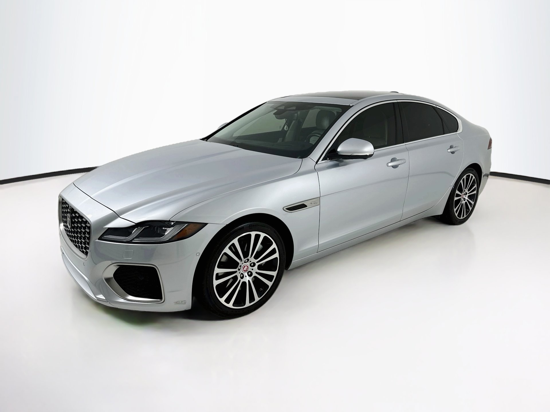 Used 2021 Jaguar XF SE RWD image 3