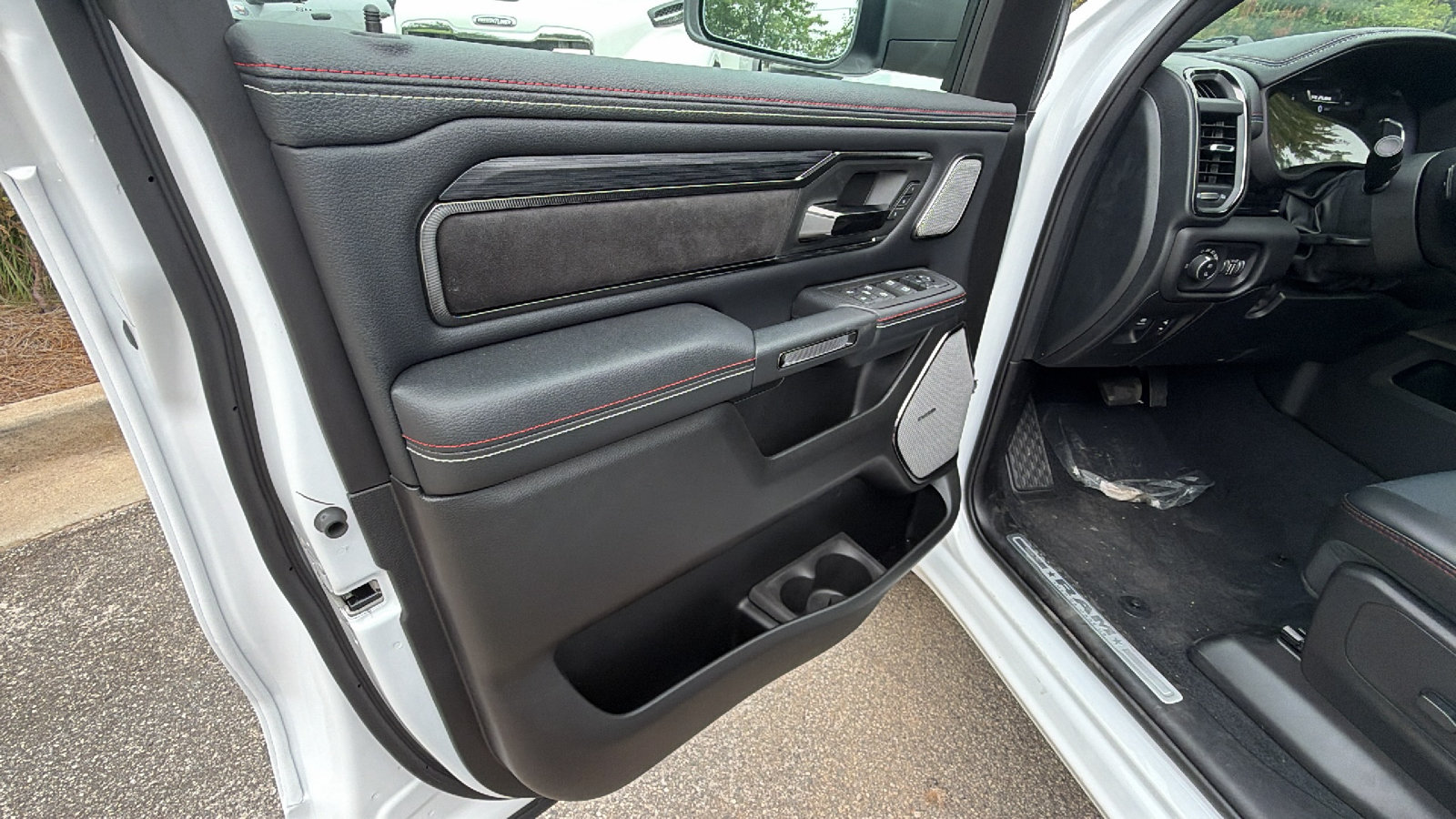 New 2026 RAM 1500 Laramie AWD/4WD image 14