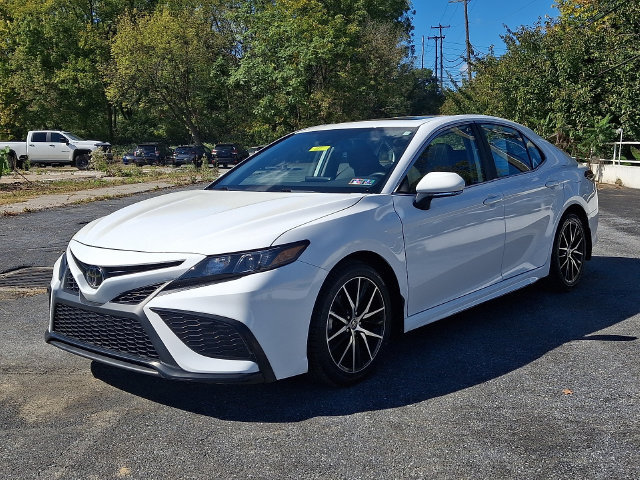 Used 2023 Toyota Camry SE w/ Cold Weather Package FWD image 4