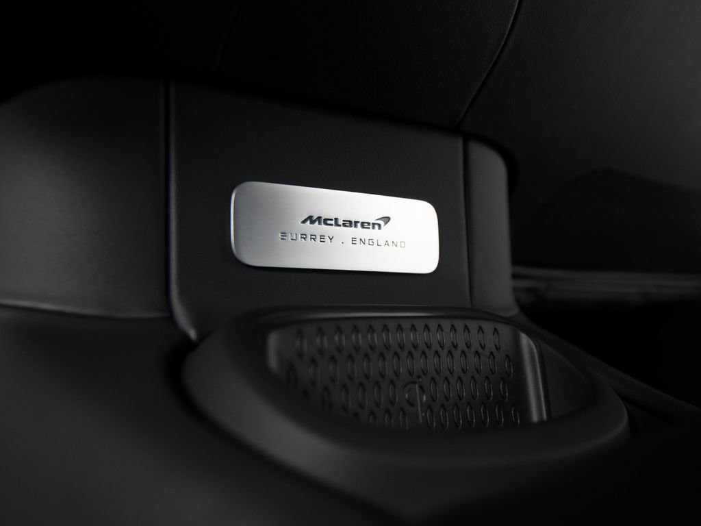 Used 2025 McLaren Artura Spider image 30