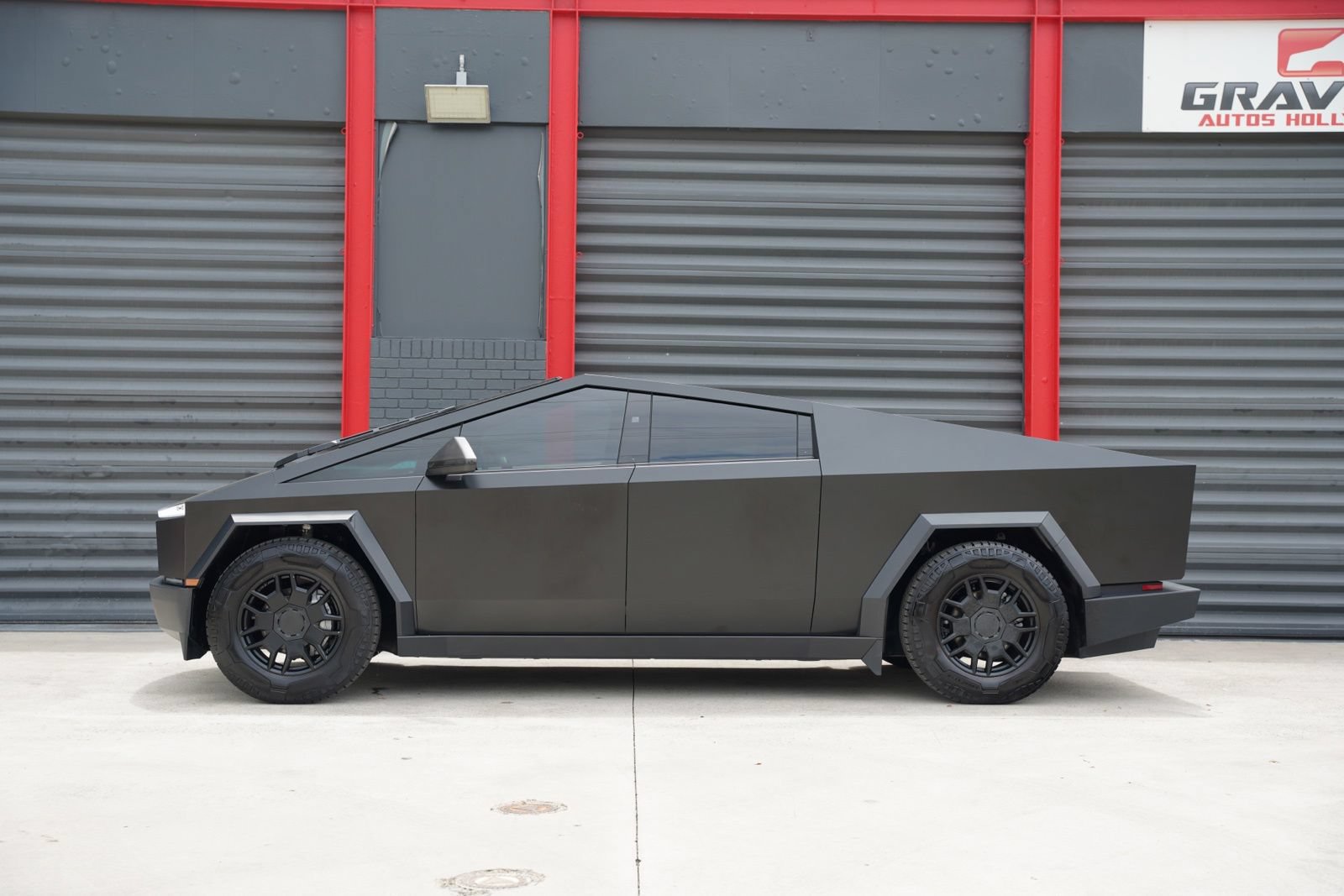 Used 2025 Tesla Cybertruck AWD Crew Cab image 12