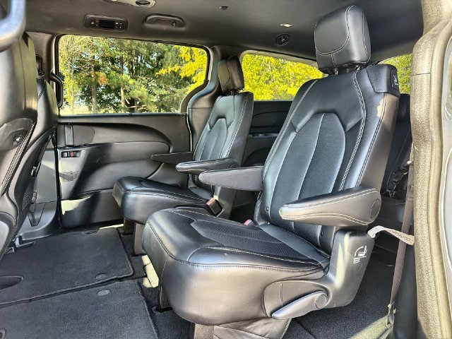Used 2025 Chrysler Pacifica Select FWD image 22