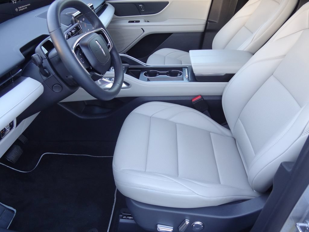 Used 2026 Lincoln Nautilus Premier AWD/4WD image 6