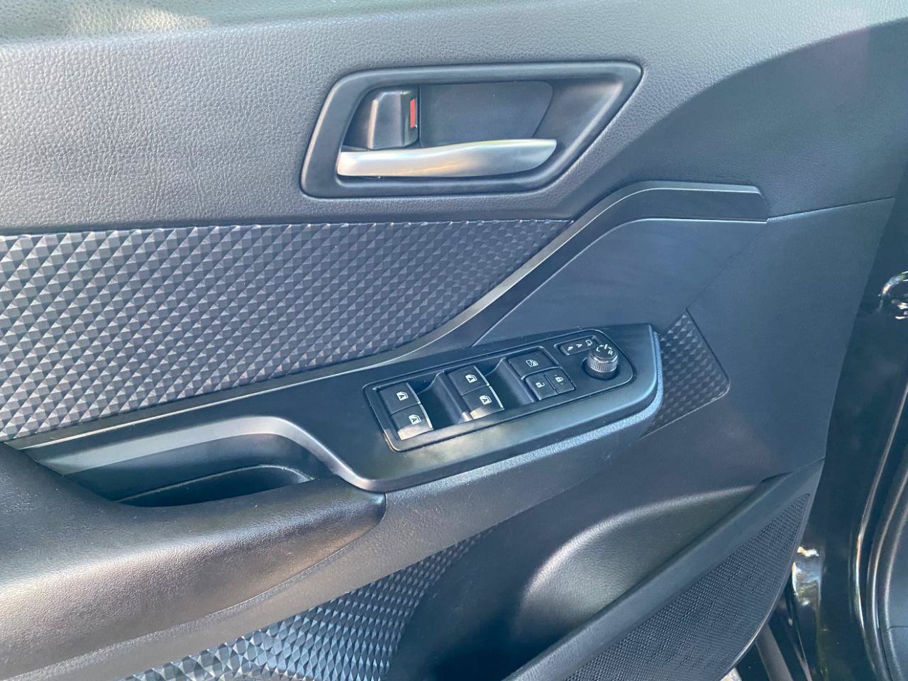 Used 2018 Toyota C-HR XLE FWD image 27