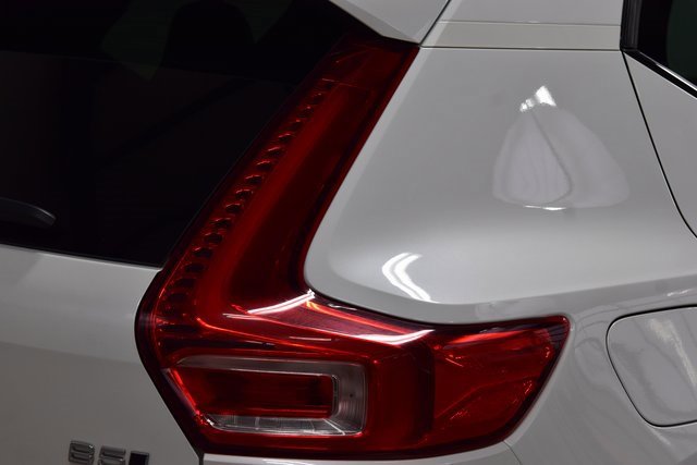 Used 2025 Volvo XC40 B5 Plus image 18