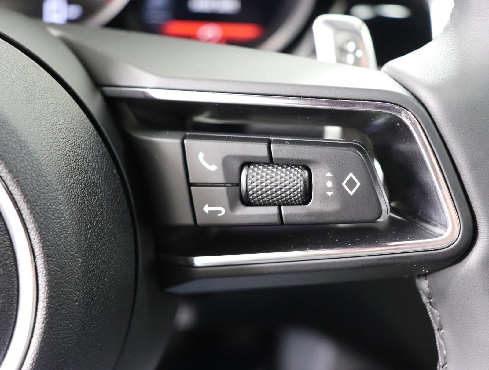 Certified 2025 Porsche Macan image 34