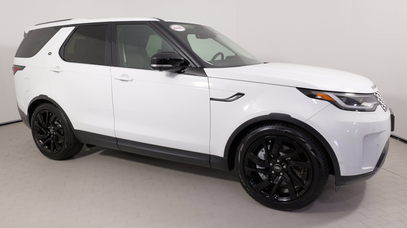Used 2024 Land Rover Discovery S image 10