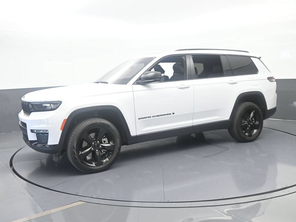 Used 2025 Jeep Grand Cherokee L Limited w/ Black Appearance Package AWD/4WD image 2