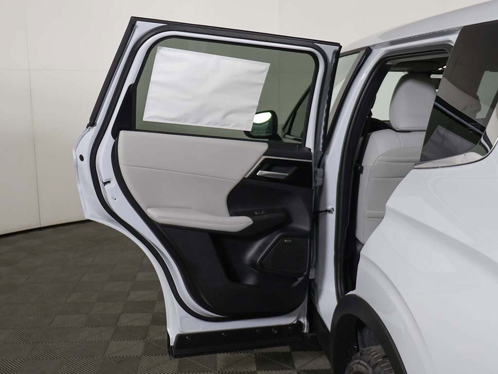 New 2025 Mitsubishi Outlander SE image 22