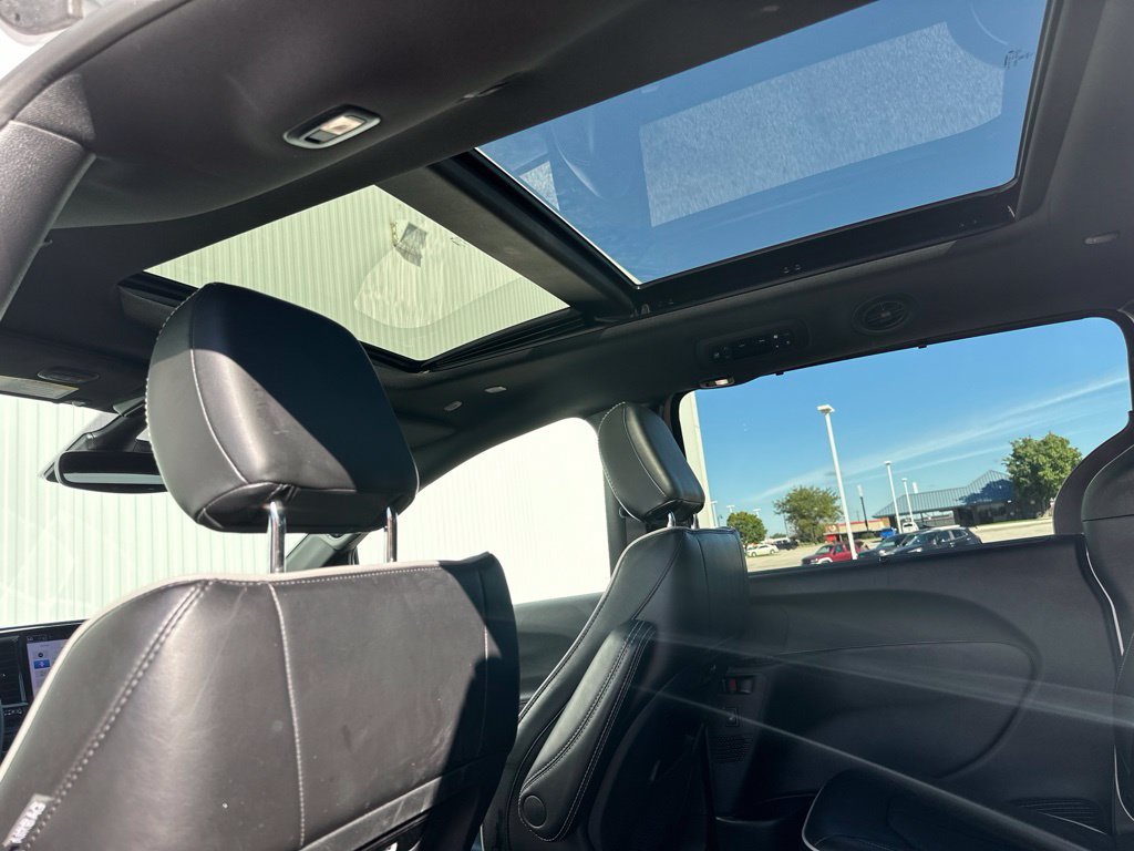 Used 2025 Chrysler Pacifica Limited FWD image 19